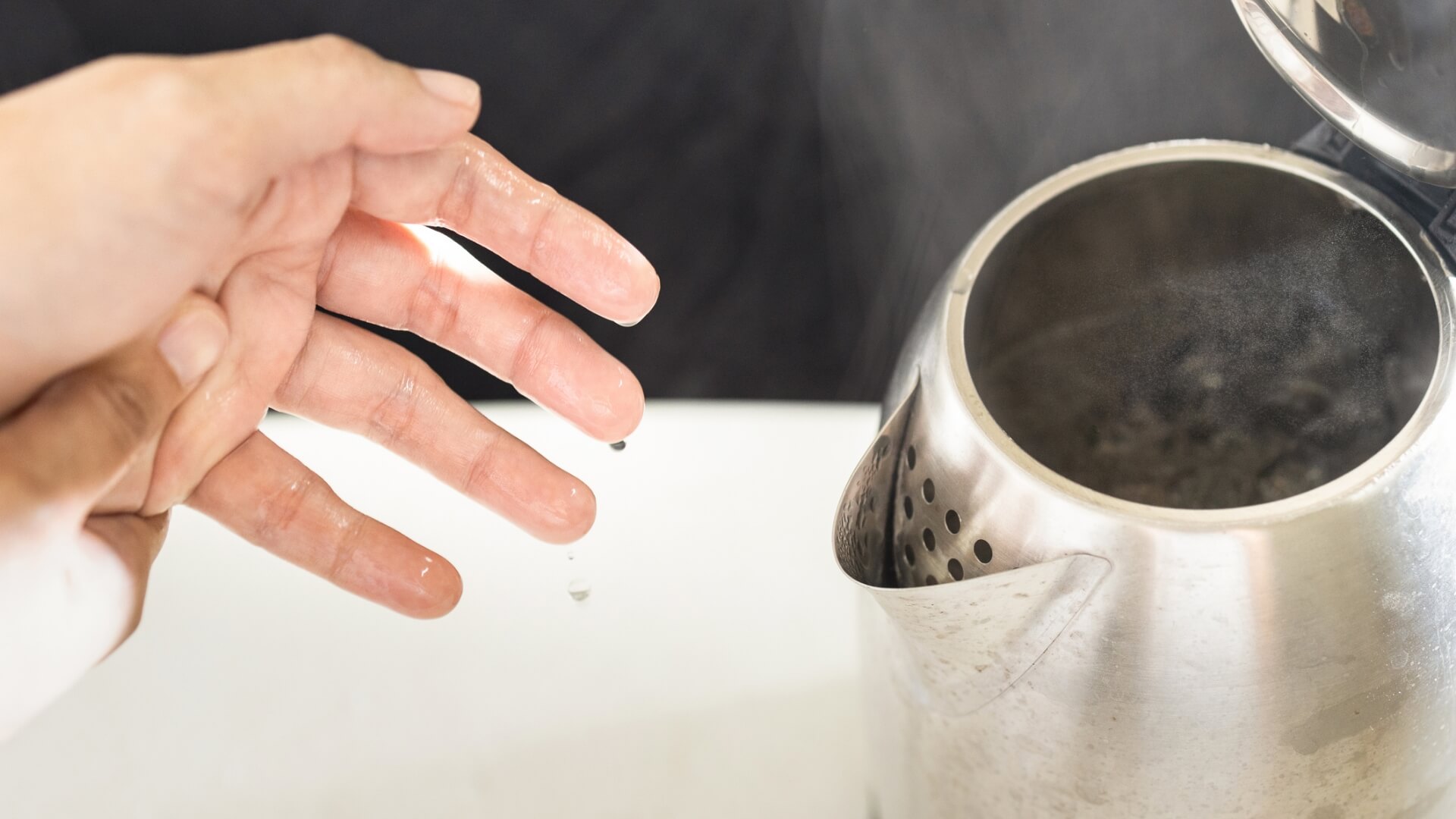 How do you treat a hot water burn at home | CPR1