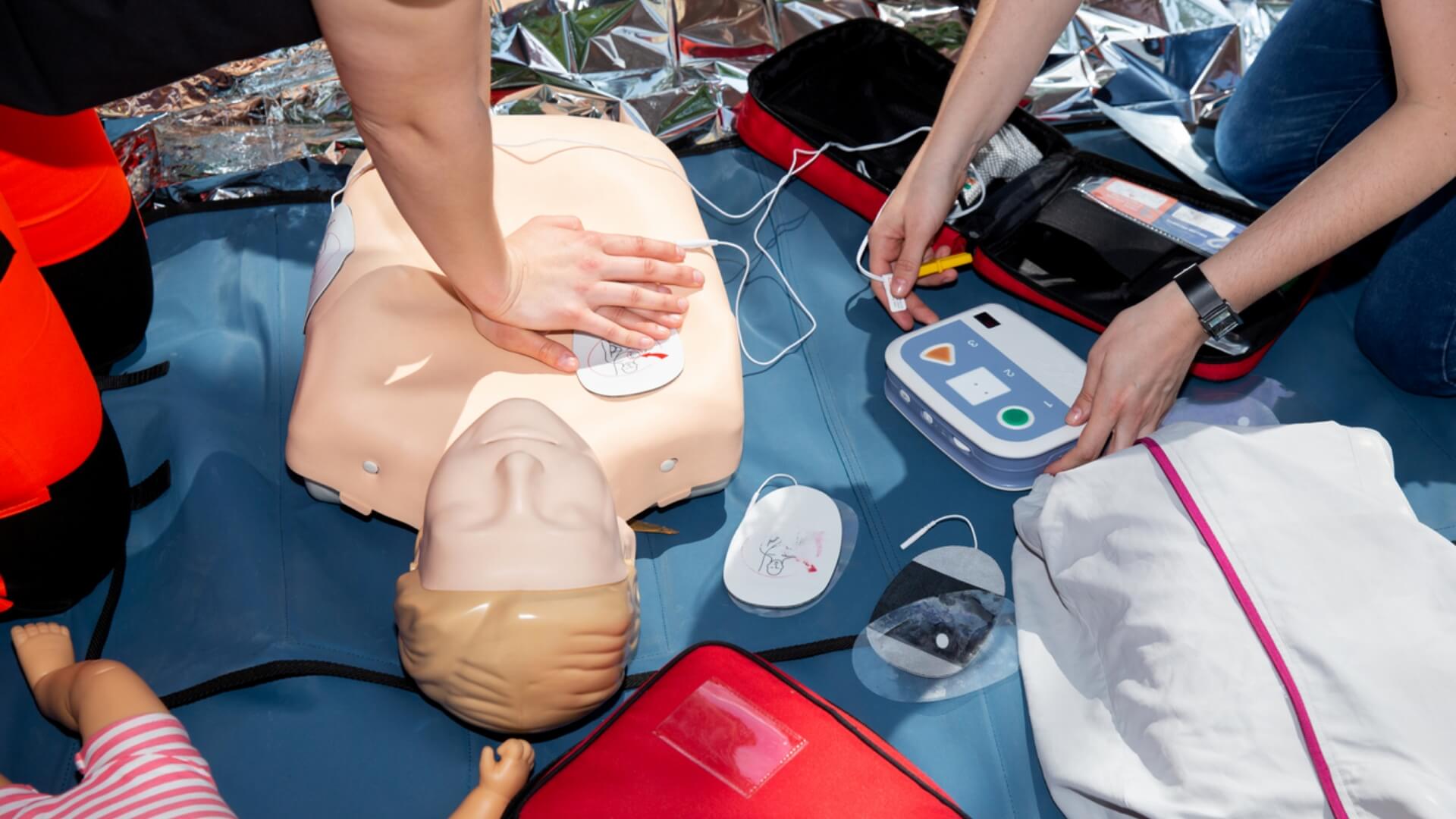 What Is a Manual Defibrillator Everything You Need to Know | CPR1